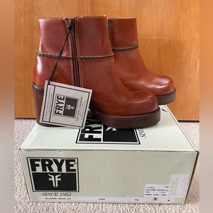 *RARE* LIKE-NEW vintage Frye Villager platform inside zip patchwork bootie